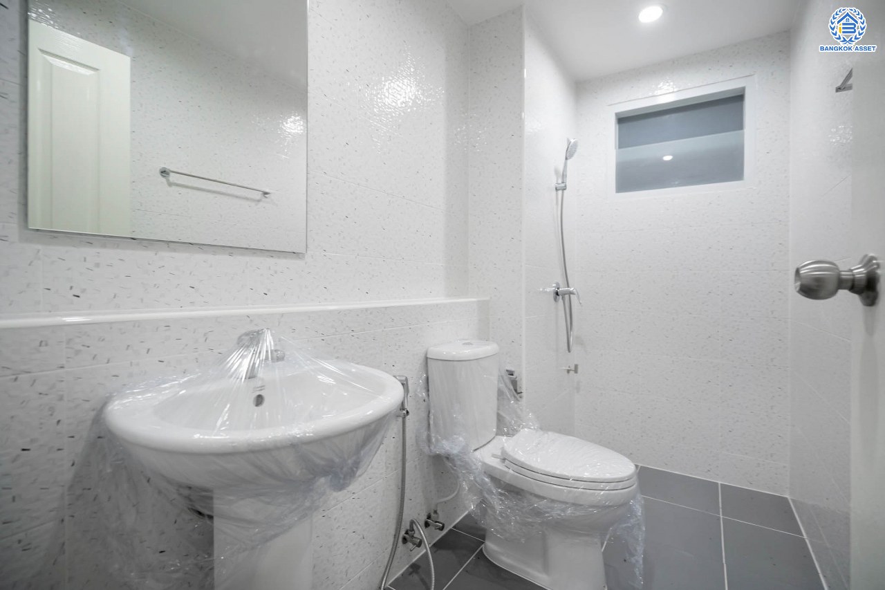 บ้านมือสองตกแต่งใหม่ แบรนด์ LH โครงการ ชัยพฤกษ์ วัดลาดปลาดุก หลังมุม ตอบโจทย์ทุกการอยู่อาศัย เนื้อที่ 64.5 ตร.ว. พื้นที่ใช้สอยมากถึง 172.06 ตร.ม. ฟังก์ชัน 3 ห้องนอน 3 ห้องน้ำ จอดรถได้ 2 คัน บนทำเลดีที่สุด! ใกล้เซ็นทรัลเวสต์เกต ทางด่วน "กาญจนาภิเษก" และรถไฟฟ้าสายสีม่วง "สถานีคลองบางไผ่"